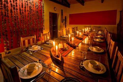 Namtib Desert Lodge eetkamer avond